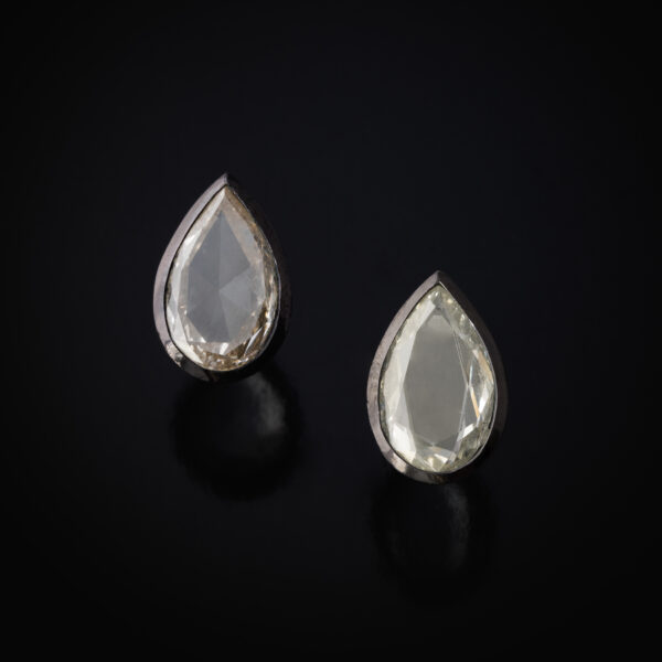 Pair of earrings.